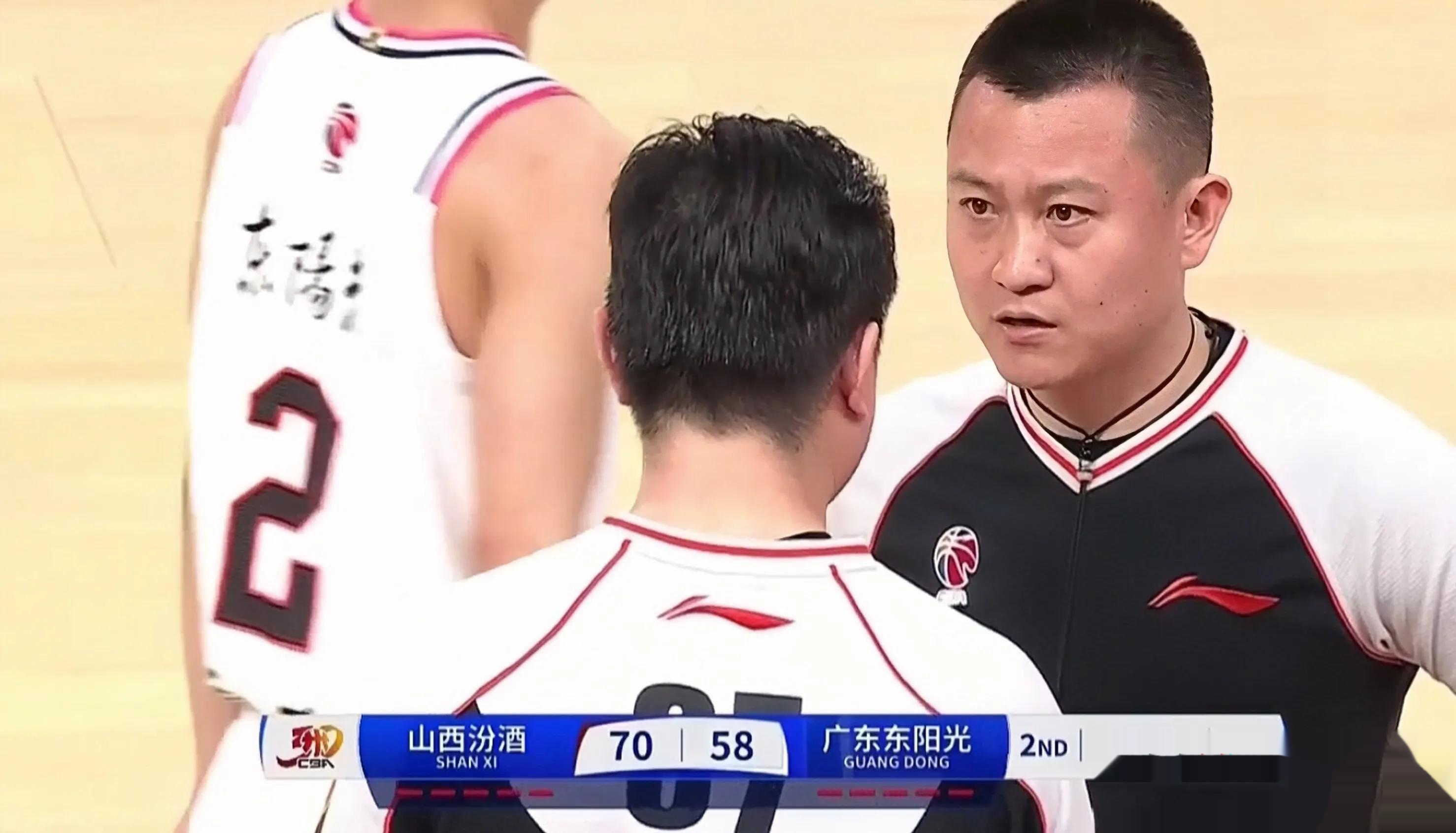 包含今夜CBA常规赛传出新动向，山东泰山伤情更新，管理层表态：媒体盛赞，轮换策略成焦点的词条