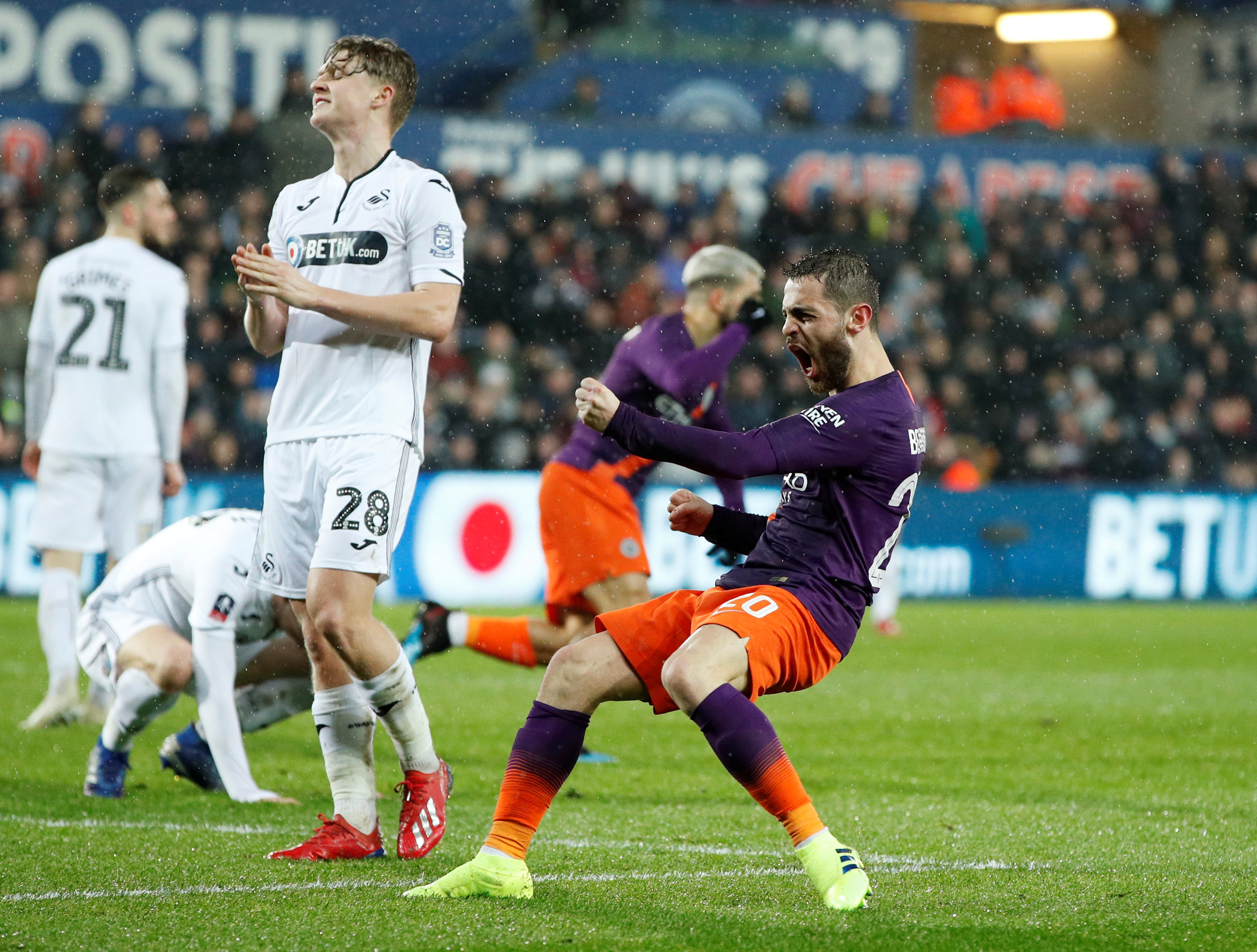 里程碑夜广州队刷新队史纪录，足总杯赛前刷纪录，更衣室稳定，轮换策略成焦点的简单介绍